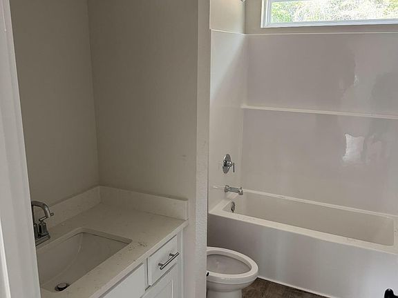 4th image of 1056 Barth Rd