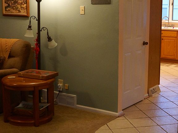 Entry way with ceramic tile