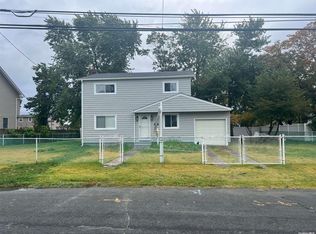 231 4th St, Lindenhurst, NY 11757