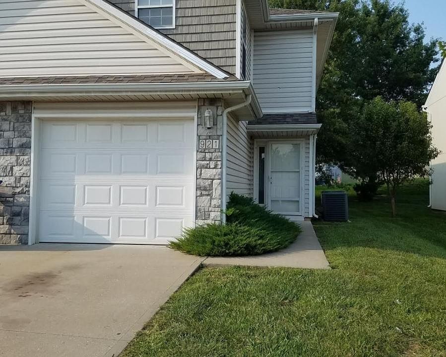 1st image of 921 SW Eagle Ct