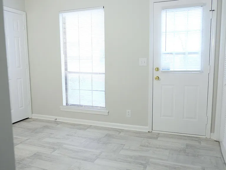138 Academy Sq — Photo 6