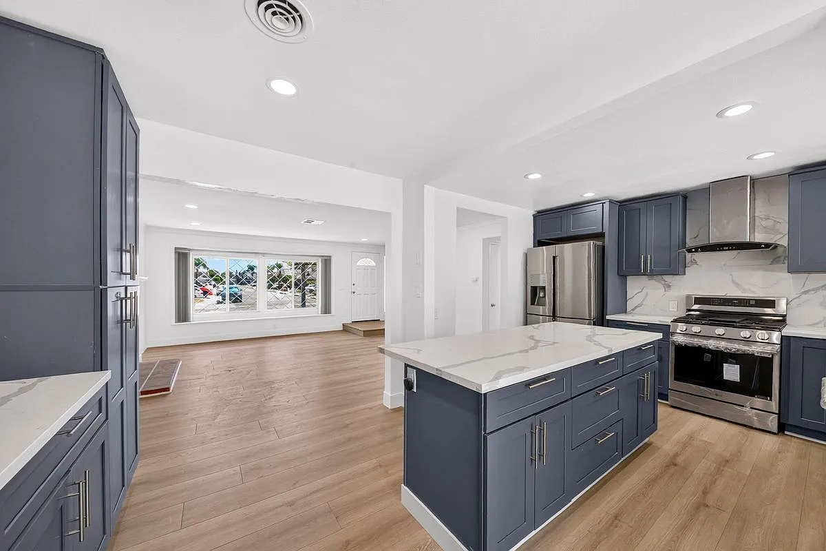 6 bed, 4.0 bath, 2500 sqft, $5,500 — Photo 3