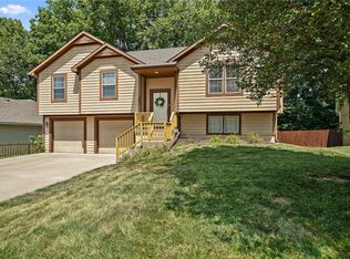 12621 Fountain Lake Cir, Grandview, MO 64030
