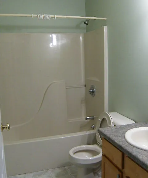 2nd floor full bathroom