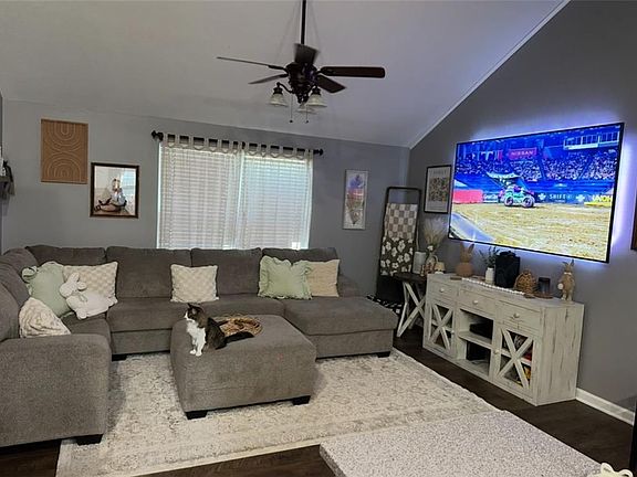 3rd image of 2404 Shirley Dr