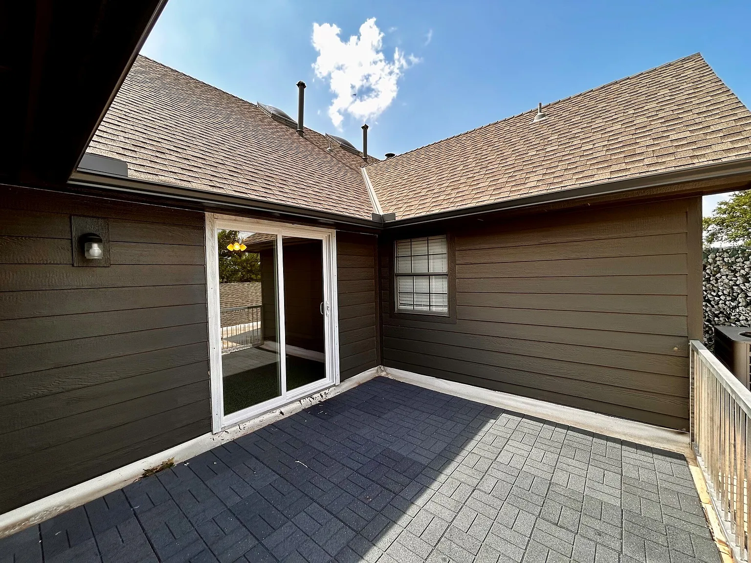 2 bed, 1.0 bath, 1982 sqft, $1,495 — Photo 2