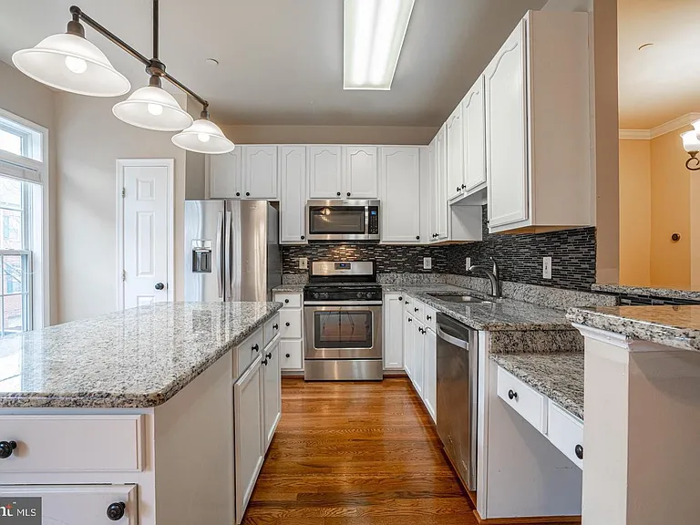 437 Clayton Ln — Photo 3