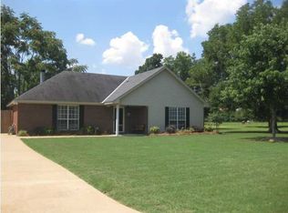 57 Hilltop Cir, Deatsville, AL 36022
