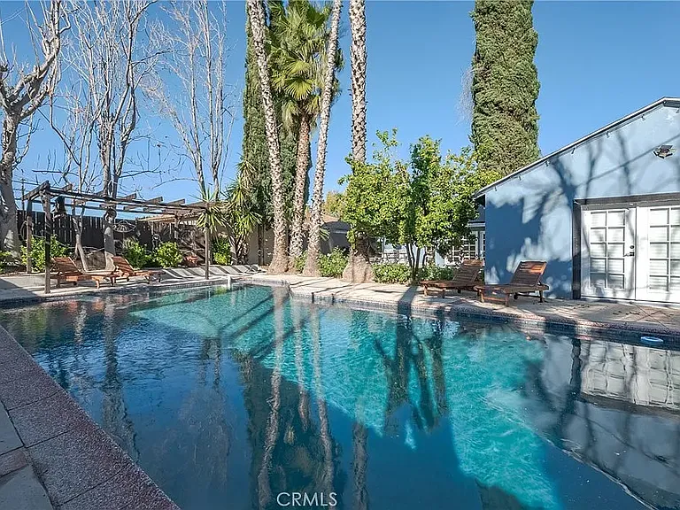 20852 Kittridge St — Photo 5