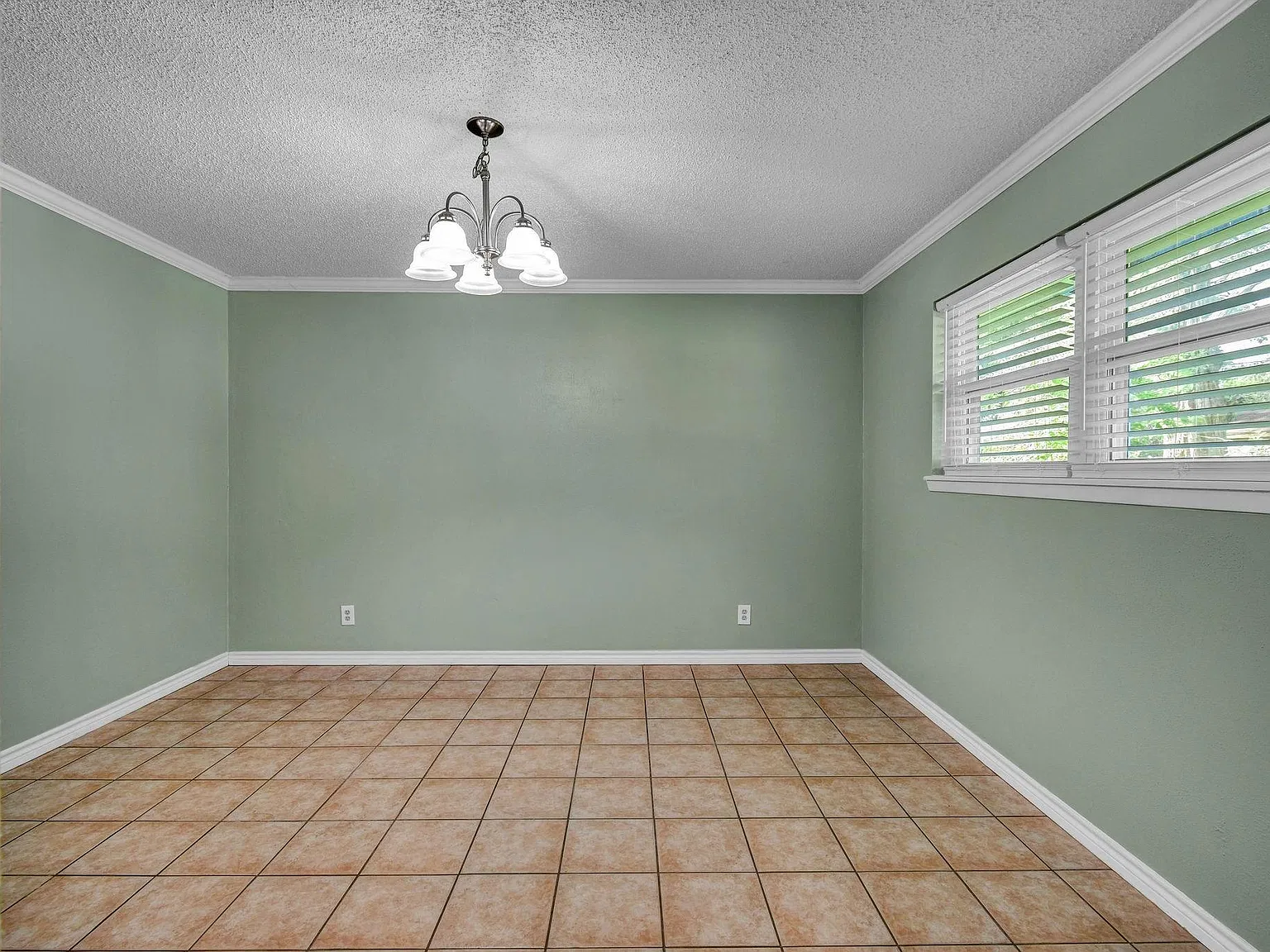 3 bed, 2.0 bath, 1484 sqft, $1,750 — Photo 4