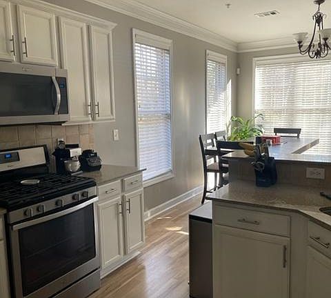 4th image of 722 Surrey Park Pl SE