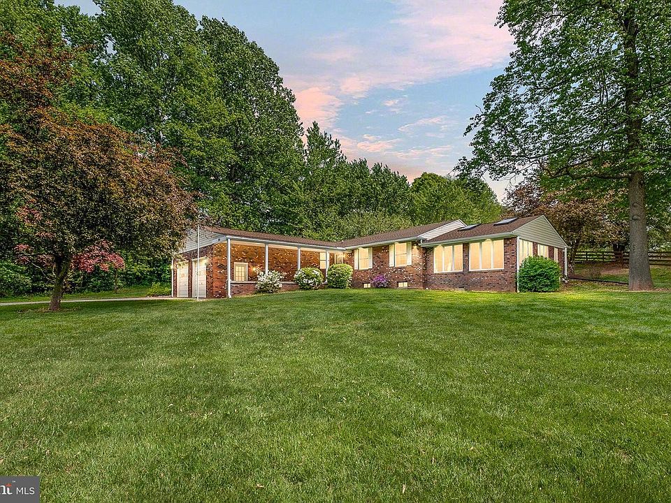 1st image of 300 Suffolk Dr