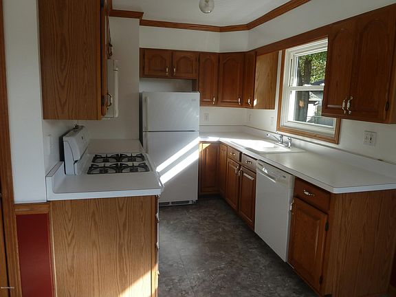 3rd image of 112 Carleton Dr N