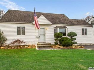 574 N Suffolk Ave, Massapequa, NY 11758