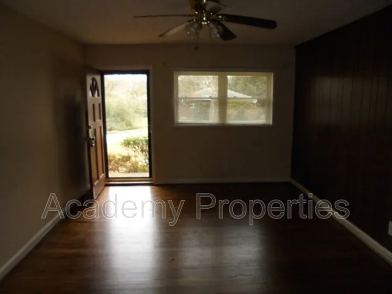 105 E Mimosa Dr — Photo 2