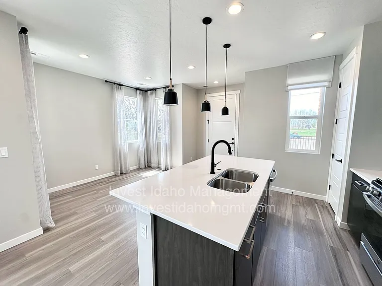 373 N Stone Canyon Ln — Photo 8