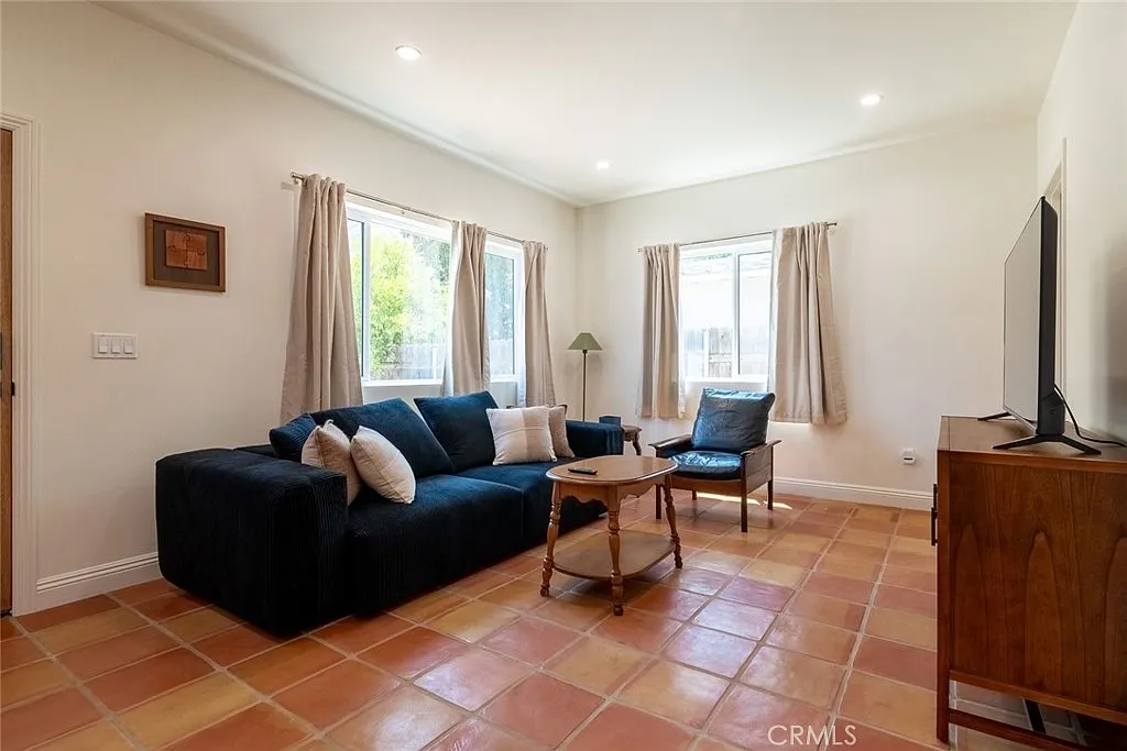 3 bed, 1000 sqft, $4,000 — Photo 4