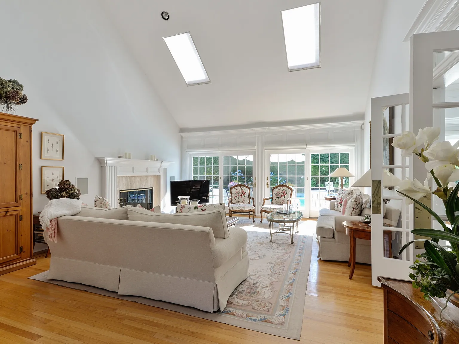 Estate Home With Tennis and Heated Pool — Photo 4