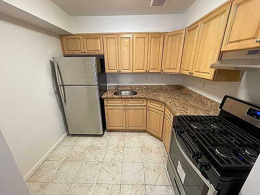 2nd image of 822 E 178th St #2