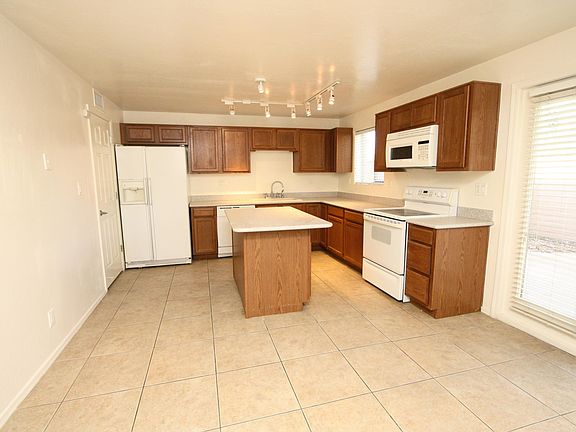 5th image of 953 N Desert Ave