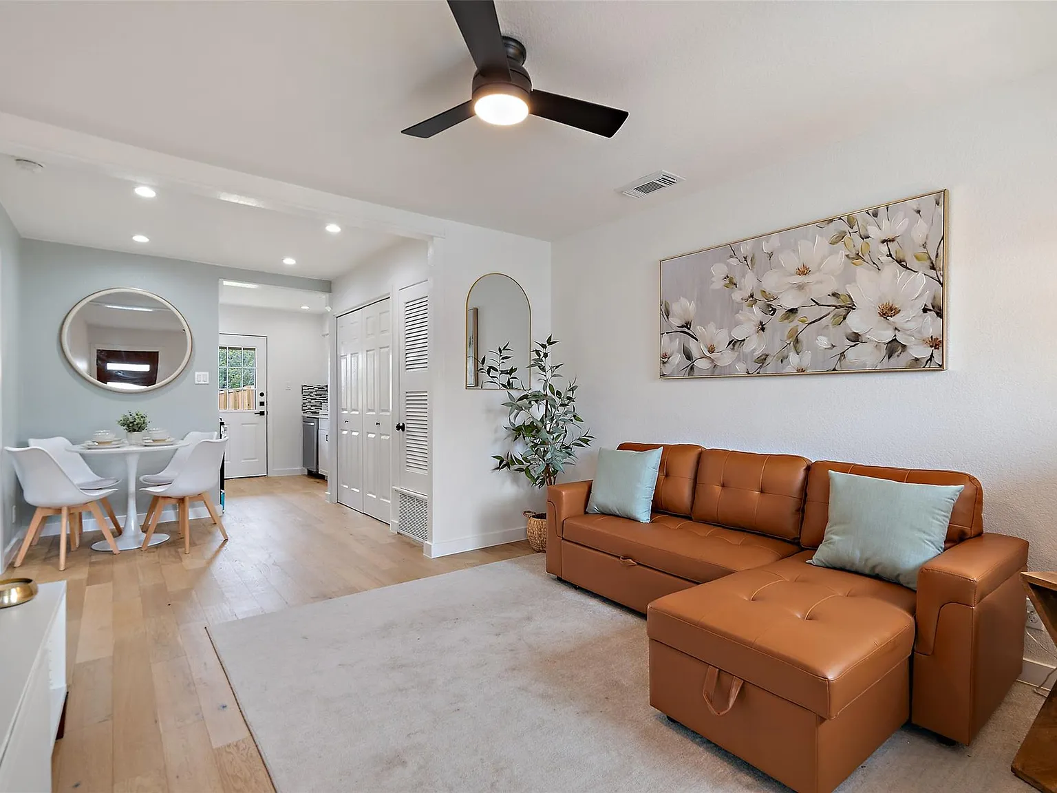 2 bed, 1.0 bath, 720 sqft, $1,800 — Photo 2