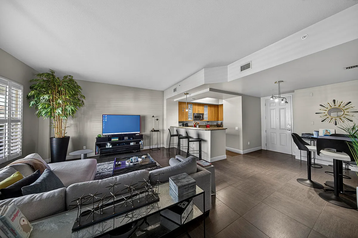 Building Photo - 2633 NE 14th Ave #111