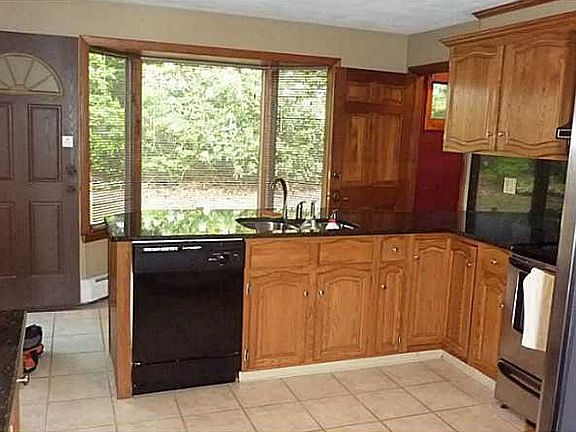 5th image of 128 Oaklawn Ave