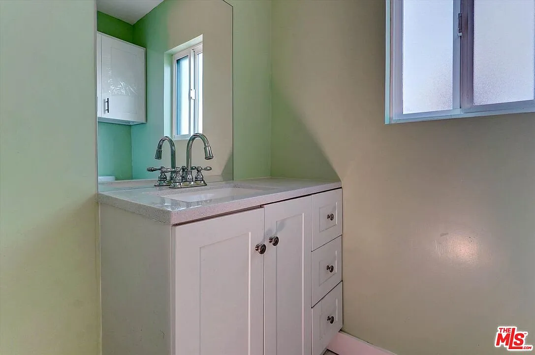 2 bed, 1.0 bath, 781 sqft, $2,700 — Photo 4
