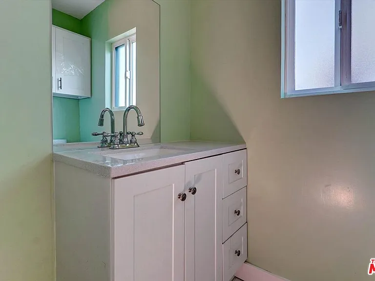 5726 Woodman Ave #2 — Photo 30