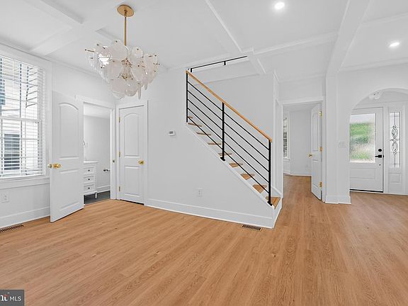 3rd image of 405 Lyman Ave
