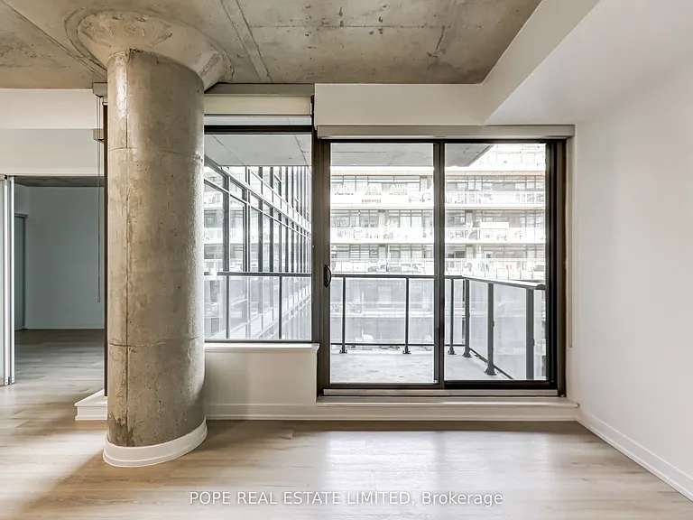 560 King St W #726 — Photo 15