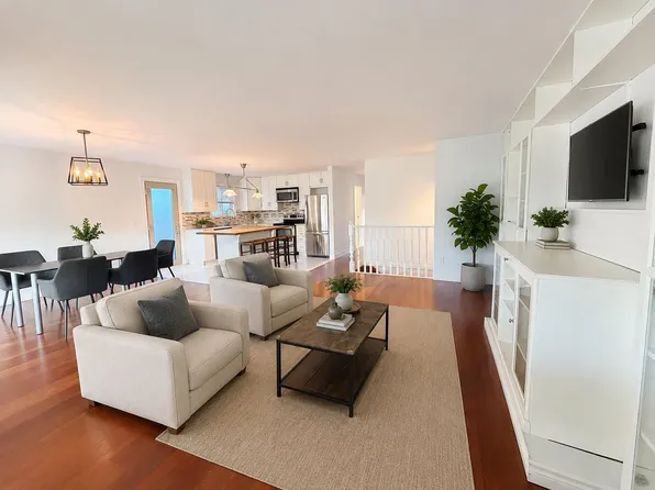 1944 Prairie Ave, Pt Coquitlam, BC V3B 1V4
