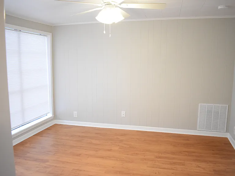 221 N Sanders St — Photo 6
