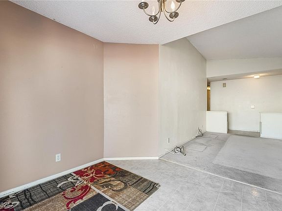 5th image of 579 Grimsby Ave
