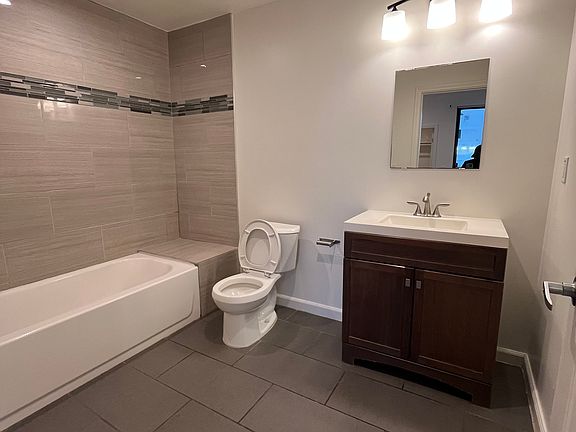 5th image of 137 W 6th St APT 204