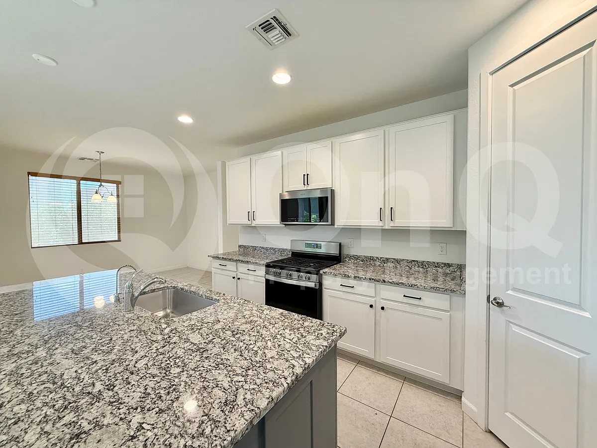 5 bed, 4.5 bath, 3058 sqft, $3,300 — Photo 4