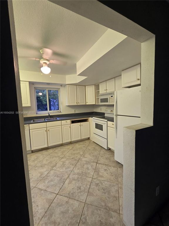 3201 SE 12th St APT B3, photo 5