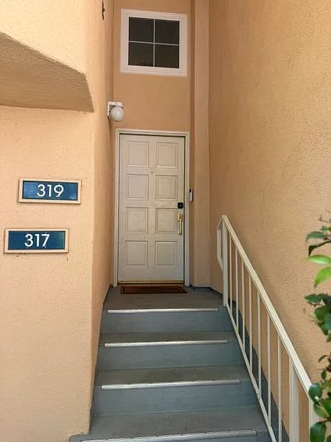 2 bed, 2.0 bath, 951 sqft, $4,350 — Photo 2