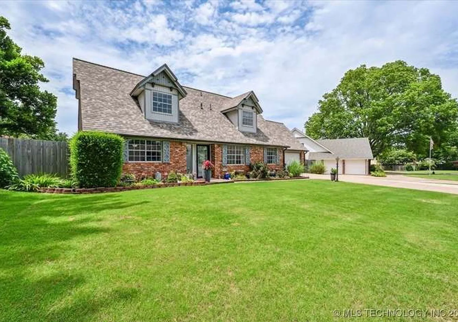 Discover this beautiful 4 bedroom, 2 bath home nested in the heart of Tulsa! — Photo 2