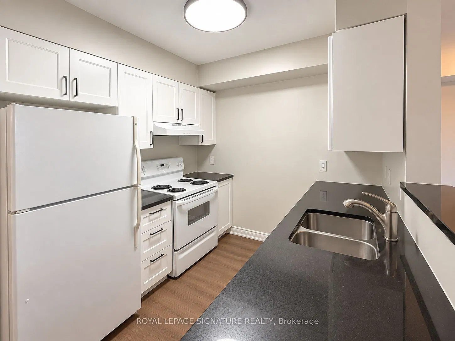 Princess Place Condominiums — Photo 4