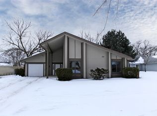 1861 Deerfield Ct, Hanover Park, IL 60133