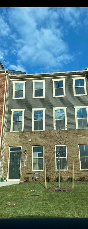 3 bed, 3.5 bath, 2016 sqft, $3,700 — Photo 1