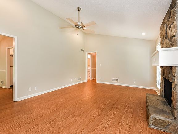 4th image of 153 Drury Ln NE