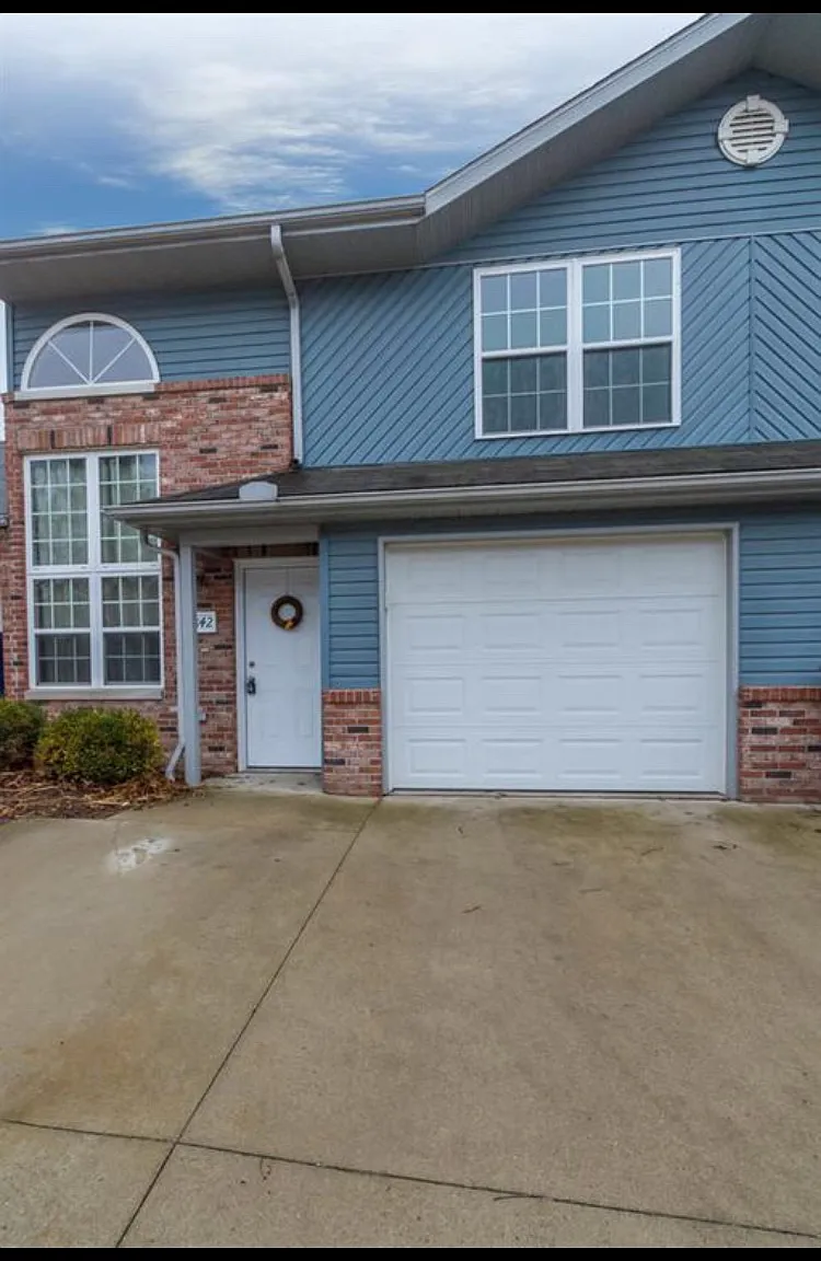 2 bed, 2.5 bath, 1482 sqft, $1,599 — Photo 1