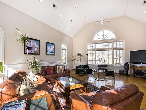 2nd image of 288 Fairoaks Ln