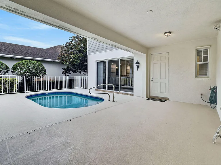 303 Caravelle Dr — Photo 50
