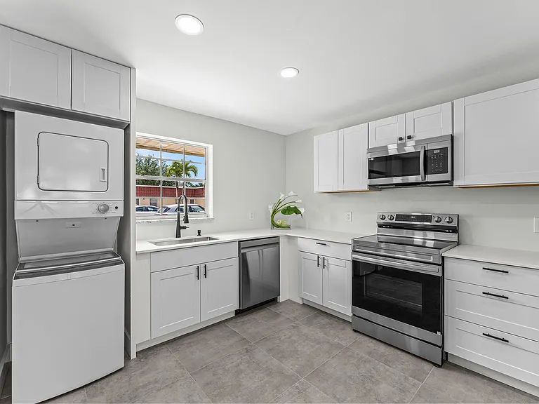 711 Laconia Cir #B — Photo 1