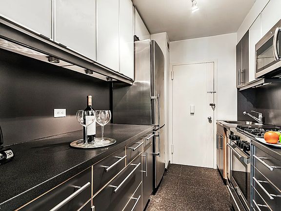 3rd image of 60 Sutton Pl #2GN
