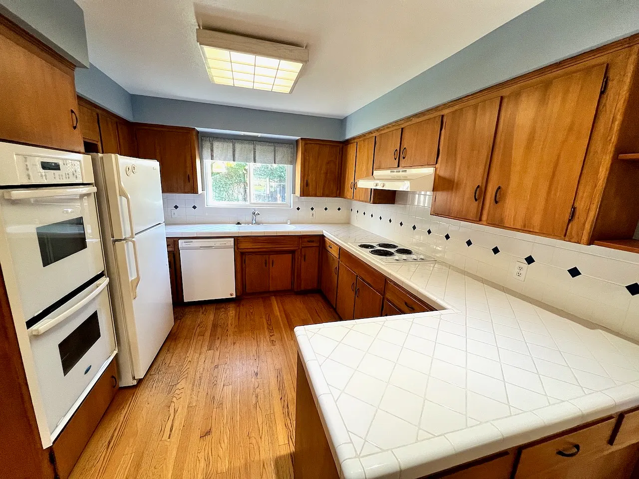 4 bed, 2395 sqft, $6,750 — Photo 4