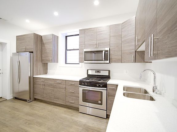 2nd image of 3223 N Hamlin Ave #2F